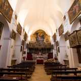Varcando la soglia la sensazione che si ha � per� rasserenante: pi� che in un edificio religioso ci sembra infatti di essere stati catapultati in una ricca pinacoteca